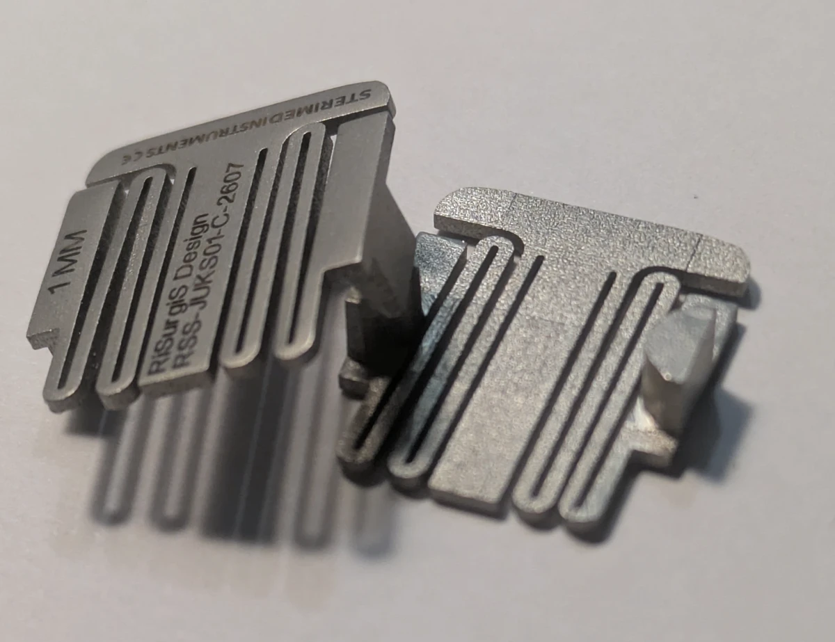 The complete manufactured JUKS pair with rectangular bases and thickness markings