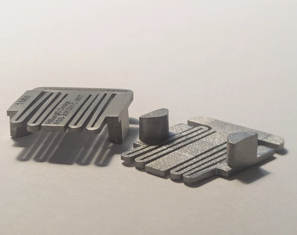 Side view of both manufactured JUKS pieces, with their spring profiles and thickness differences